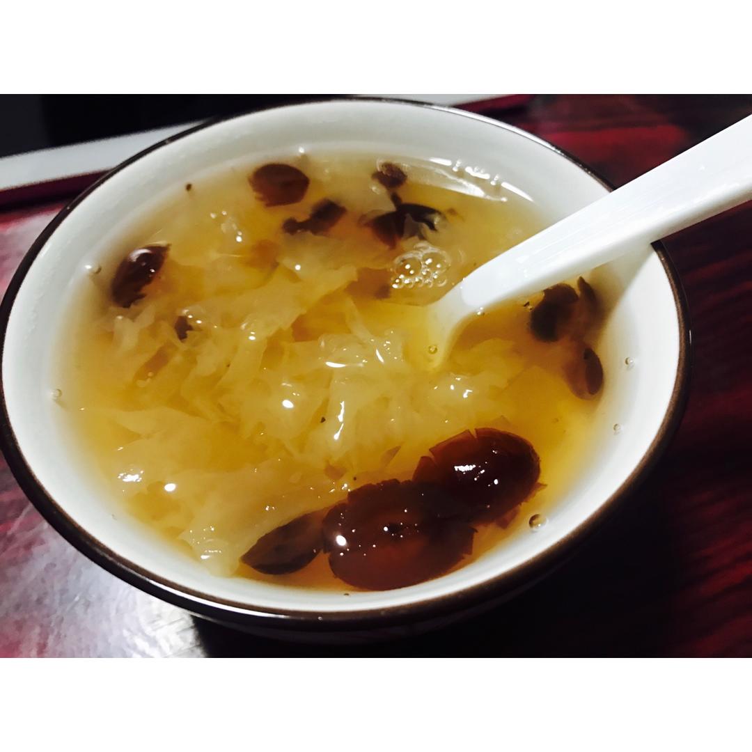 蔓越莓桃胶银耳羹