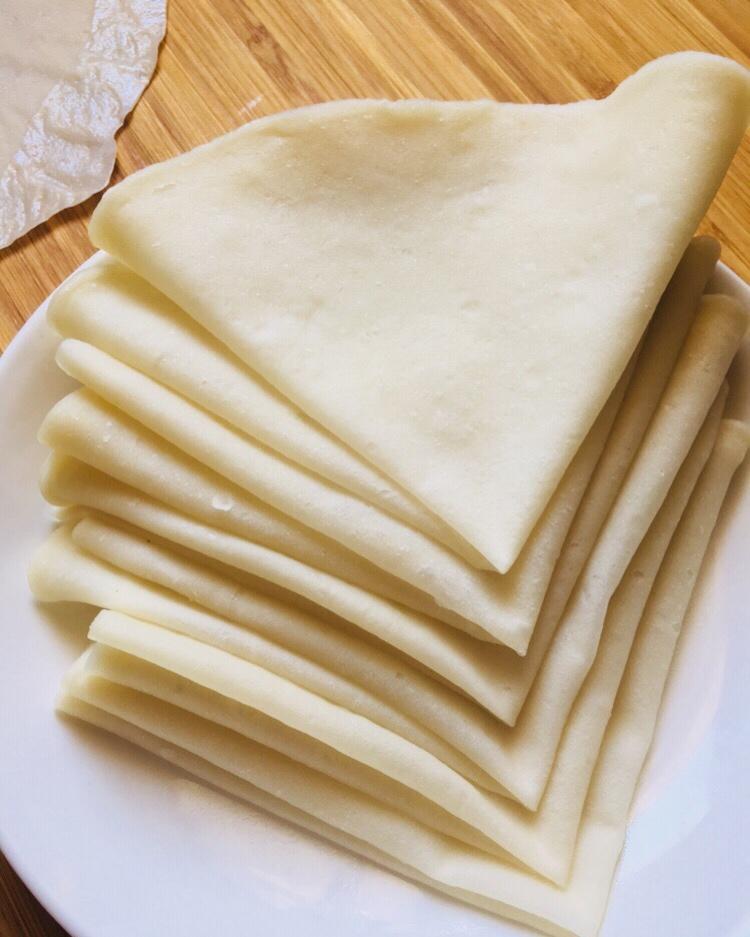 小妖精的美食日常做的一个窍门教你擀出薄的透花的蒸单饼