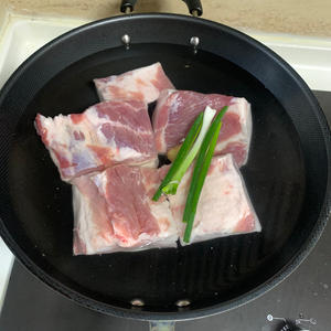 家常版红烧肉的做法 步骤2
