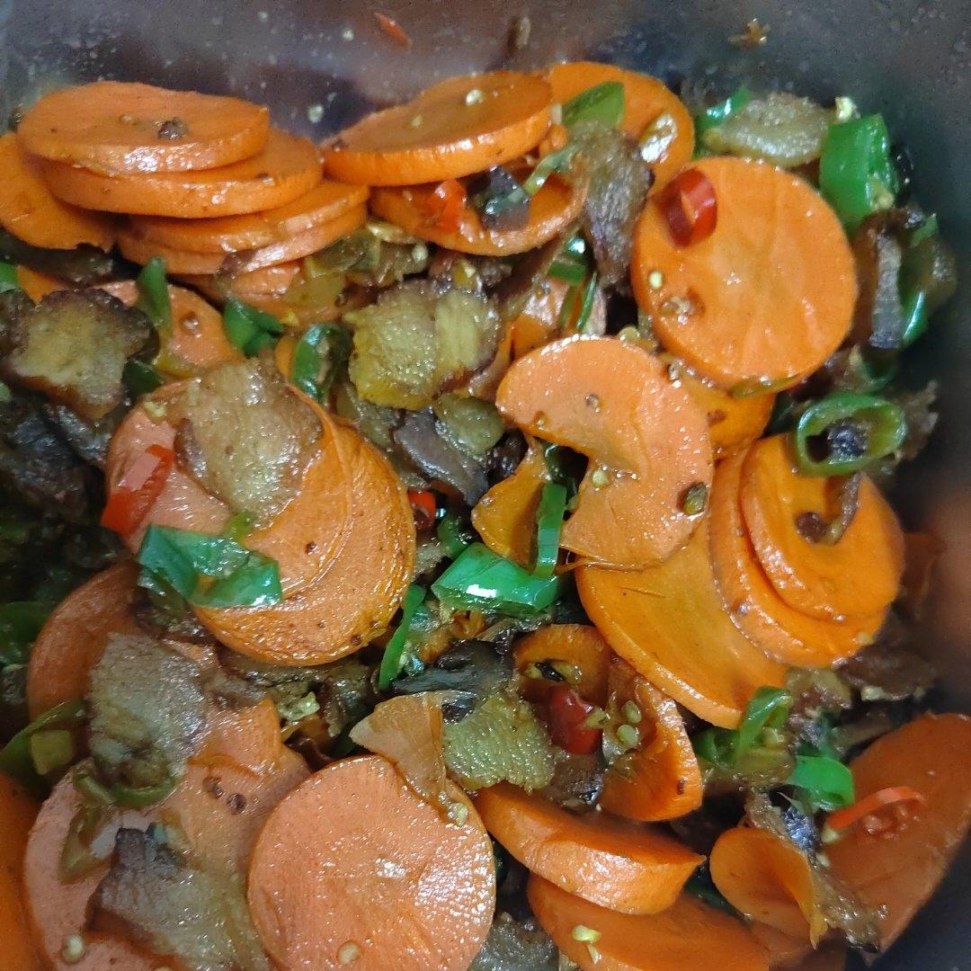 香脆下饭的胡萝卜炒腊肉
