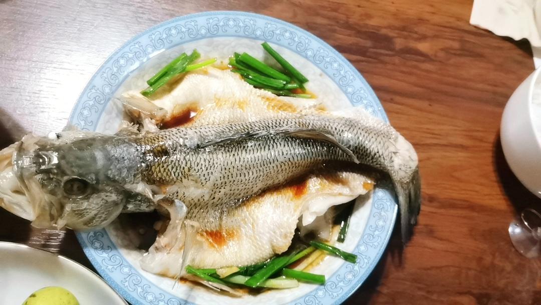 厨师长教你：“清蒸鲈鱼”，鲜嫩美味，内附蒸鱼酱油专业调制方法