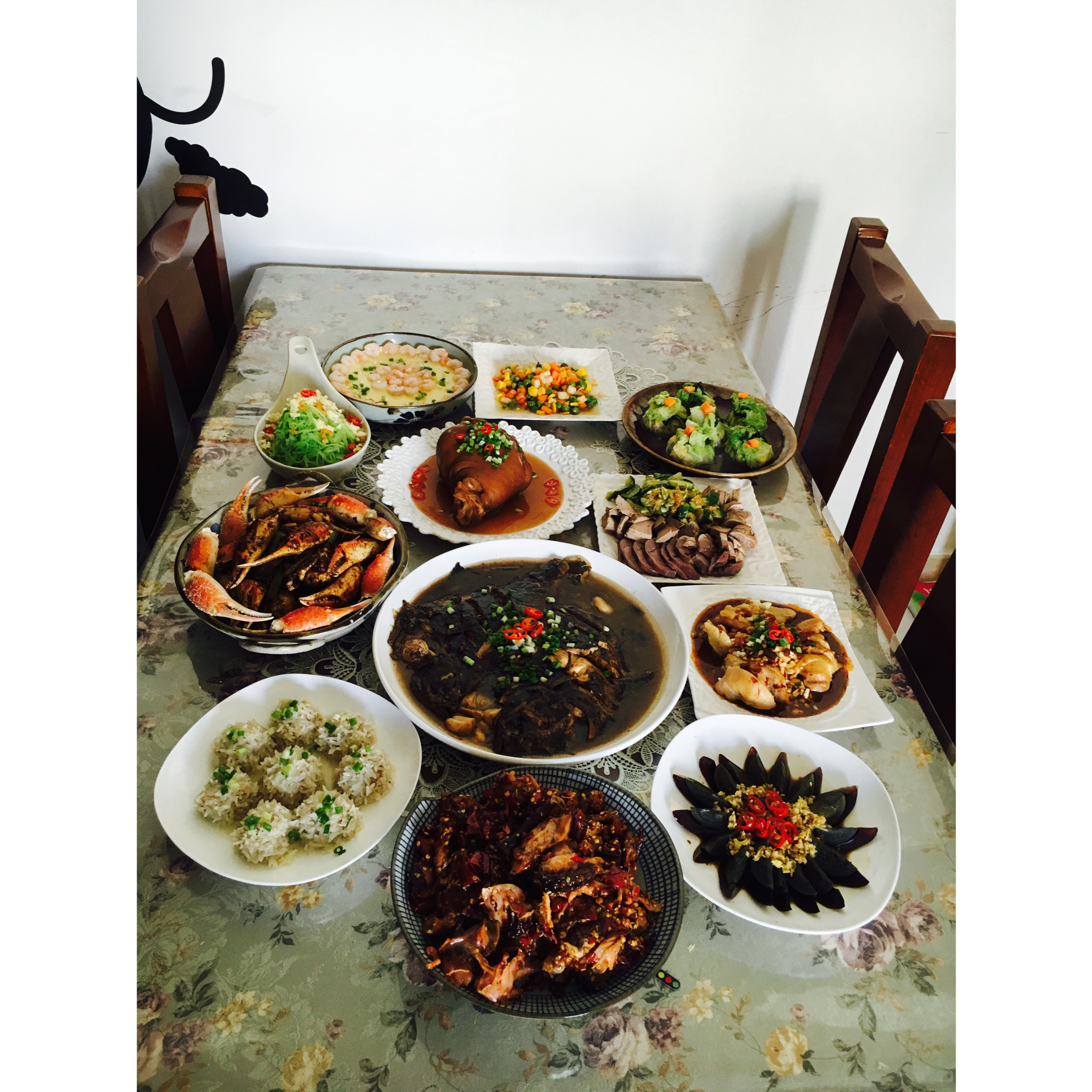 分享作品 最美年夜饭 年夜饭～1东坡肘子 2家常烧鱼 3香辣蟹