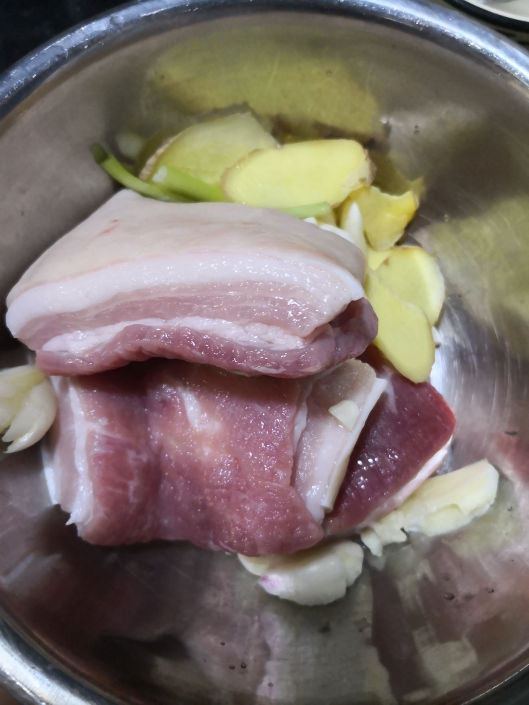 电饭锅版香甜五花肉的做法 步骤1