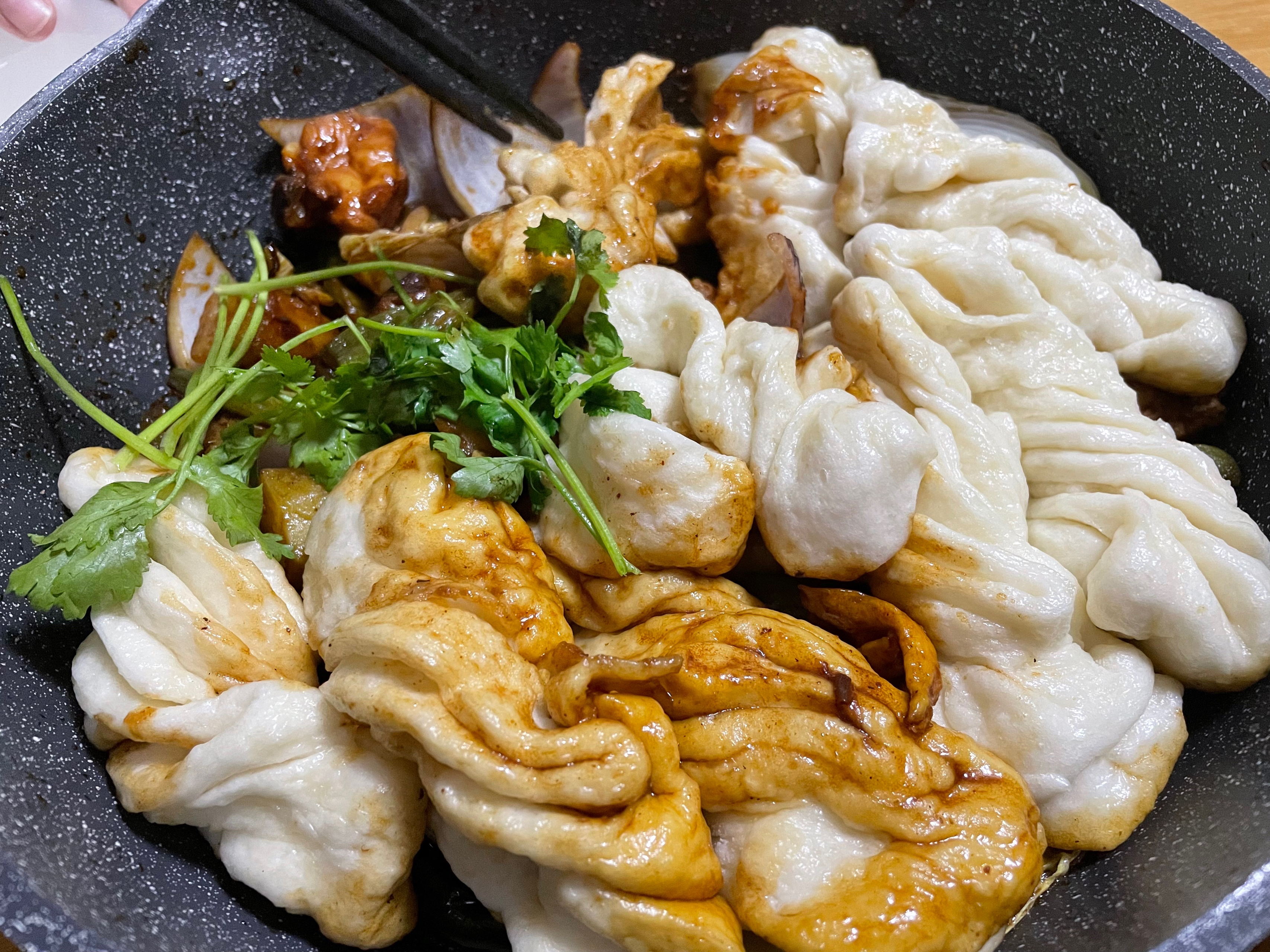 快手铁锅炖鸡焖花卷的做法