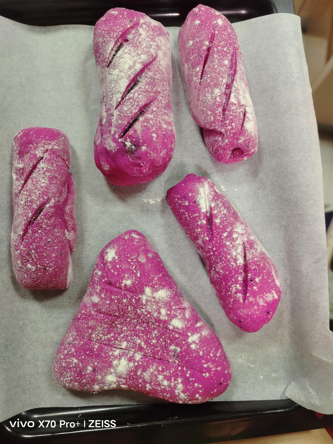 现在火龙果像不要钱一样！趁便宜火龙果面包吧