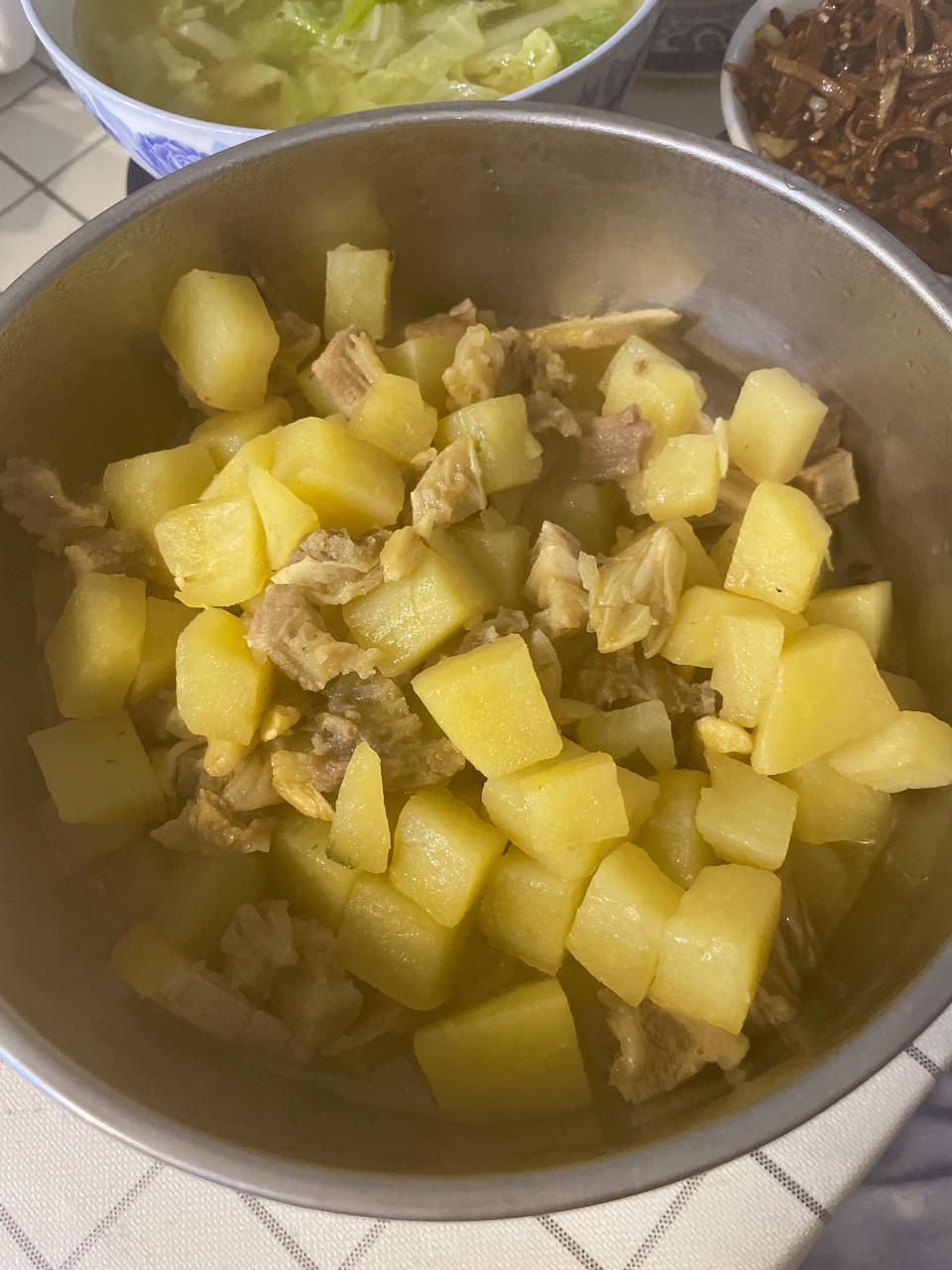 红烧牛腩炖土豆