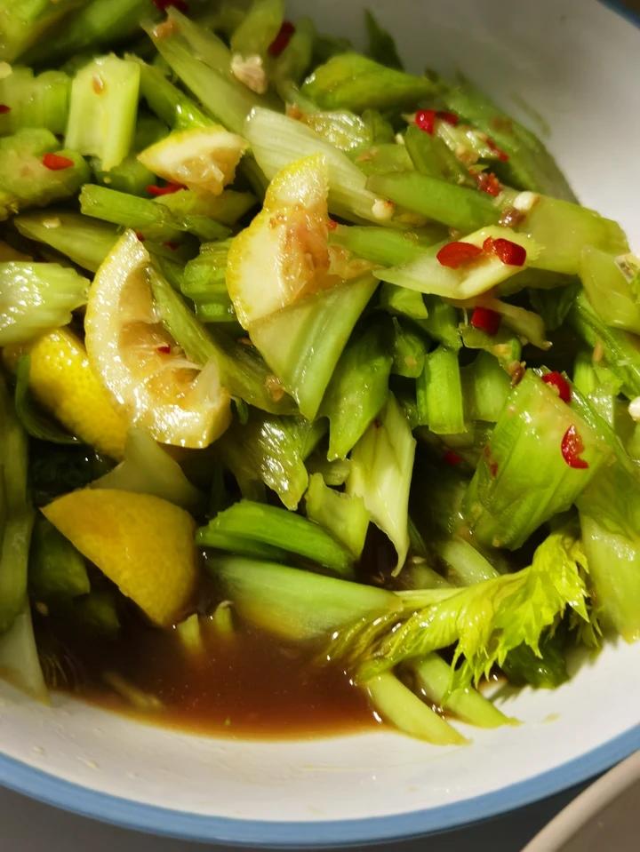 厨师长教你：“酸辣西芹”的家常做法，酸辣开胃，清香爽脆