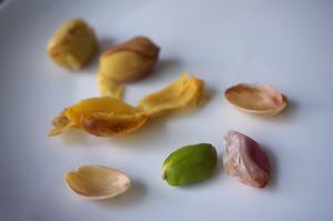 新鲜开心果(fresh pistachio)打开方式探索的做法 步骤2