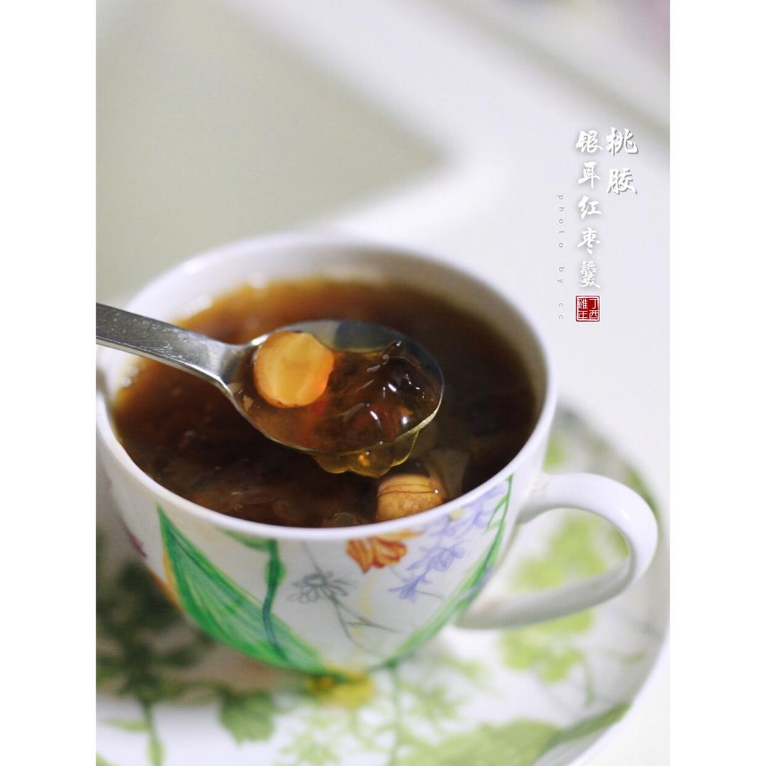 美容润肤 益气补血《桃胶皂角米百合银耳红枣羹》