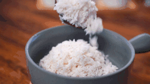 一把大米，随手蒸一蒸可以做成软弹香甜又可爱的牛奶大米糕。的做法 步骤1