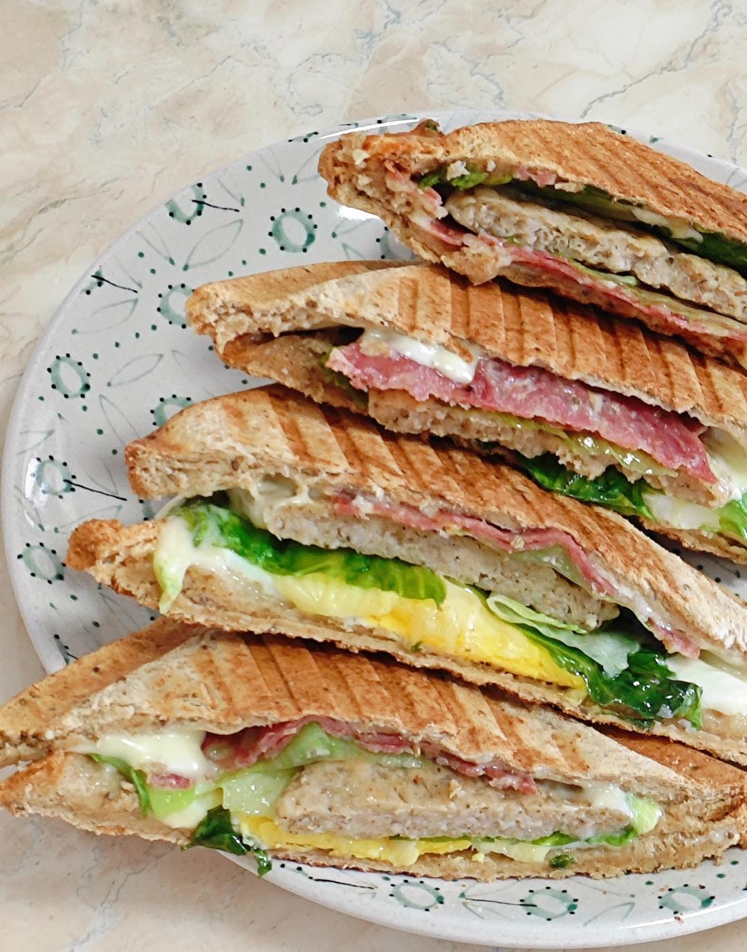 简单早餐机（轻食机热压）做三明治