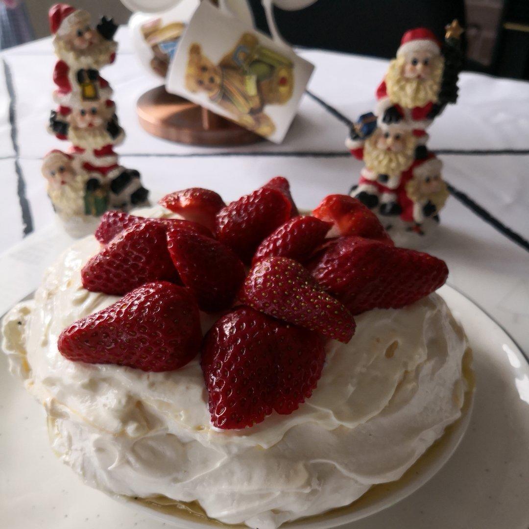 pavlova（圣诞传统食品奶油蛋白饼）