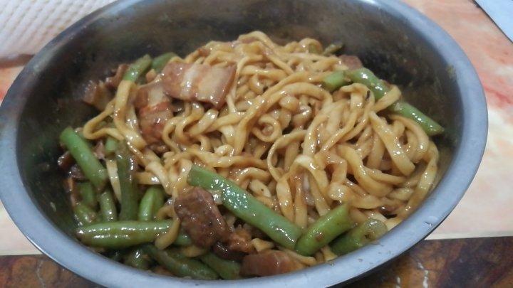 最适合夏天的一锅出--酱香豆角焖面