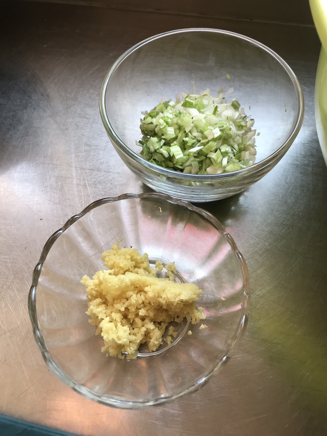 堂妈小厨——金牌韭菜肉丁水煎包的做法 步骤4