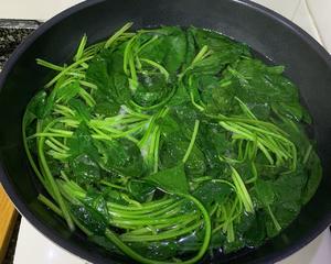 炝炒菠菜的做法 步骤1