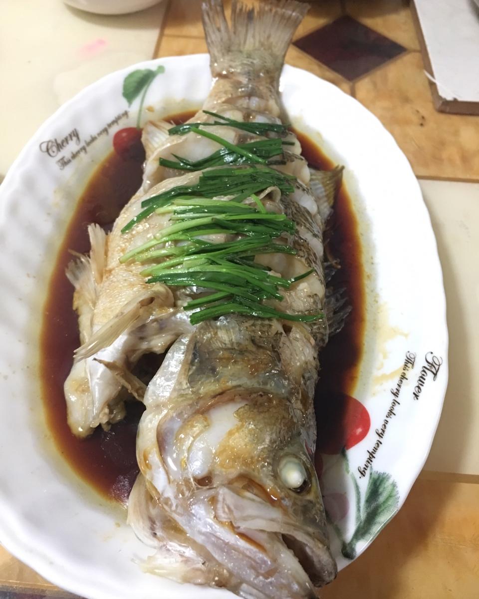 清蒸鲈鱼（家常做法）