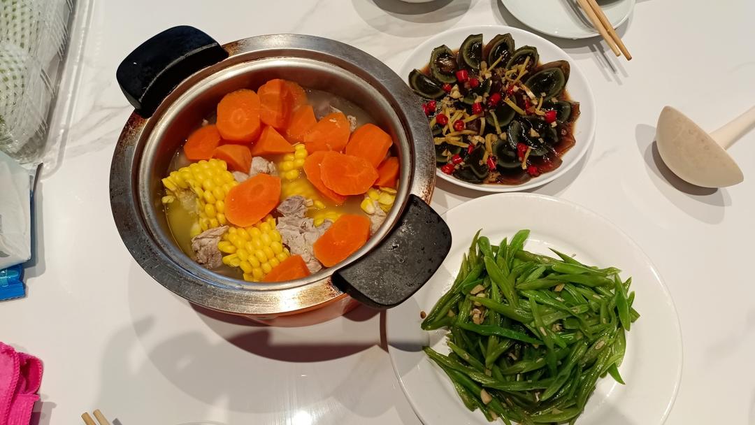 胡萝卜玉米龙骨汤