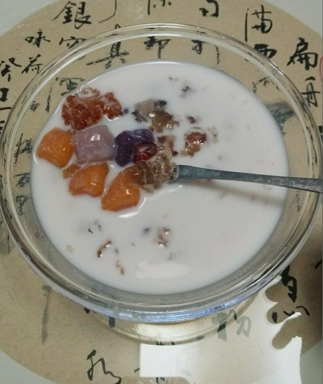 牛奶炖桃胶