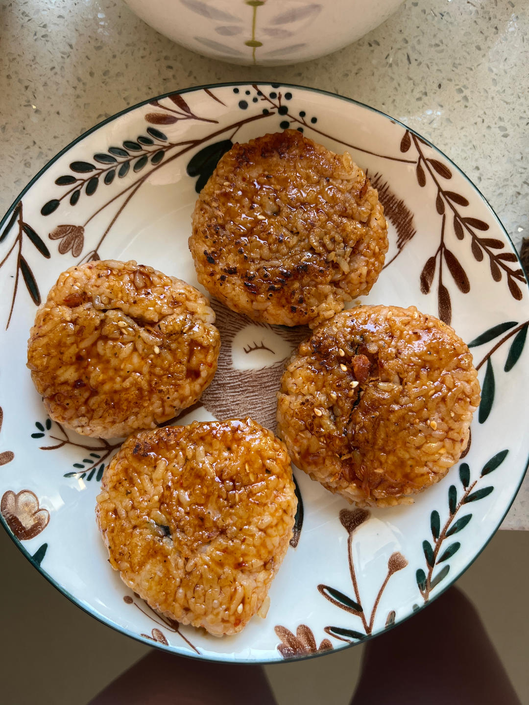 剩米饭的神仙吃法，肉松酱油烤饭团，平底锅就能做哦～