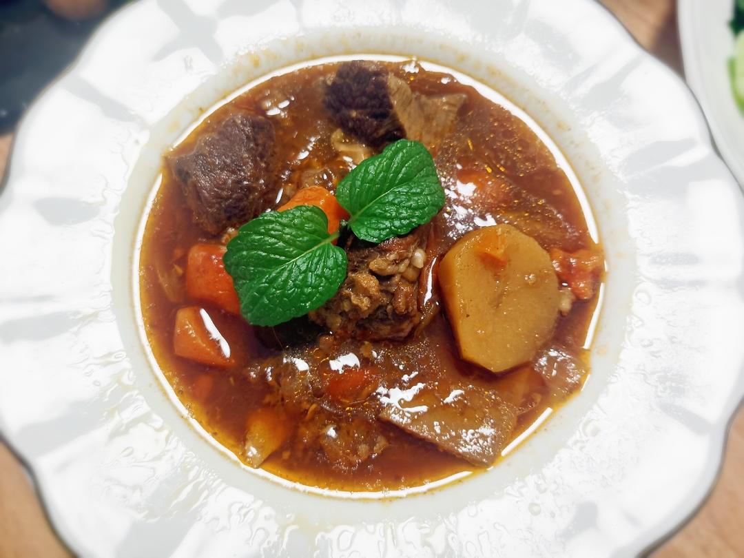 很容易的红酒炖牛肉的做法