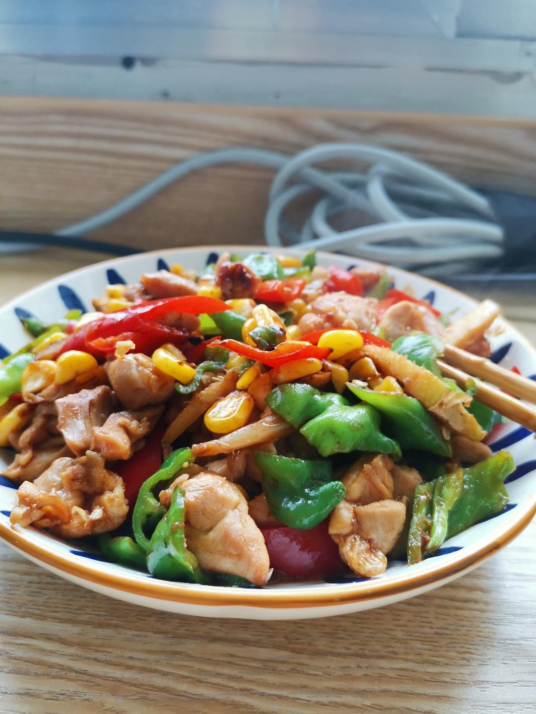 咸鲜可口的青红椒炒鸡丁