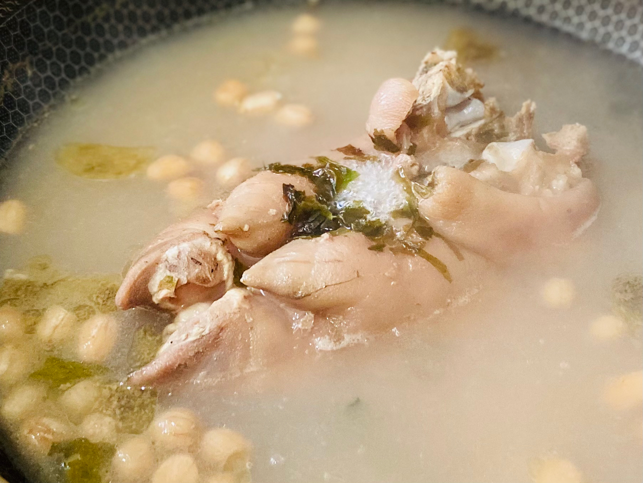 花生海带猪脚汤的做法
