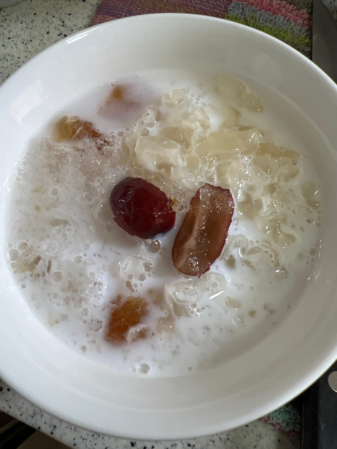 《桃胶皂角米雪燕银耳牛奶羹》据说一碗等于敷30片面膜的功效