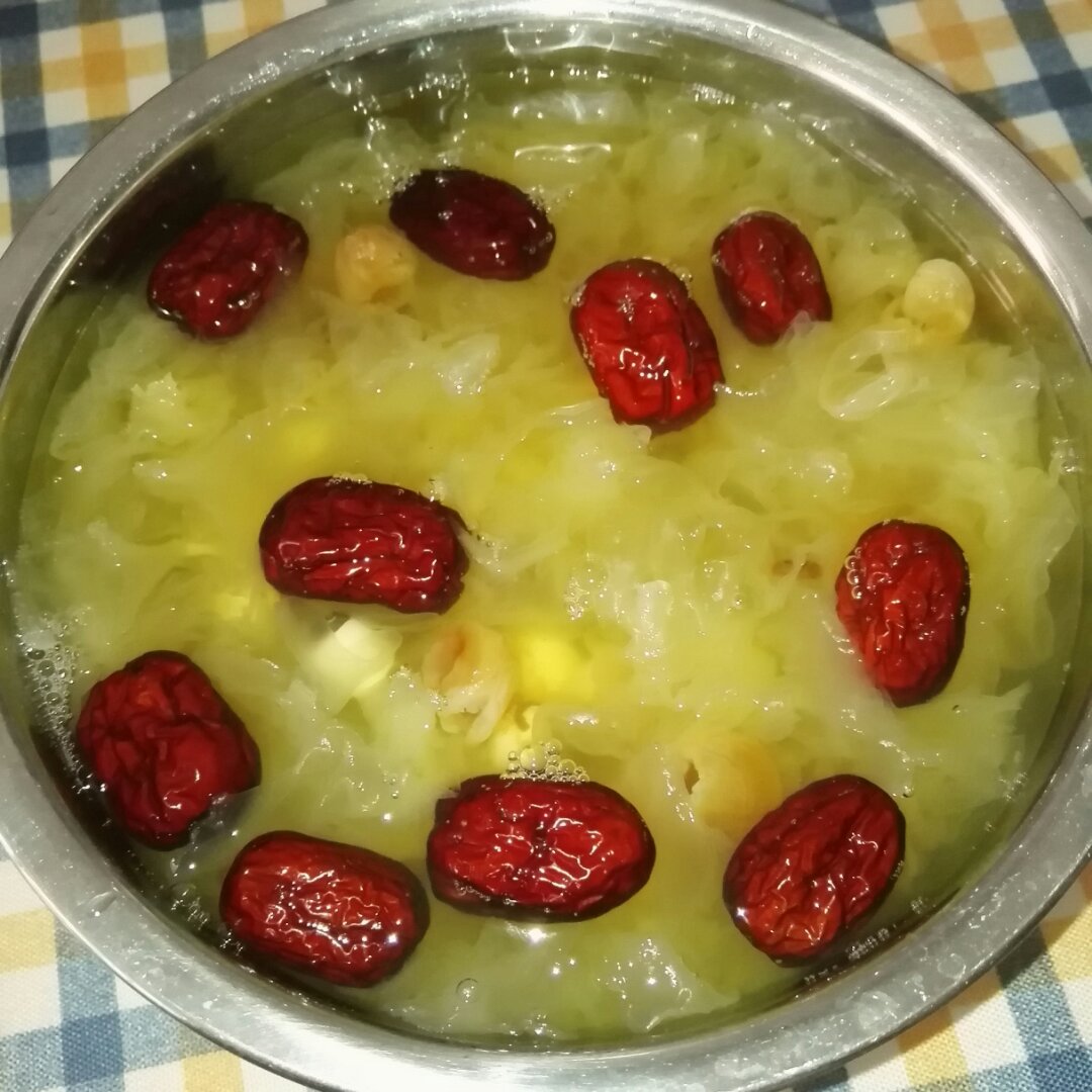 红枣银耳莲子羹