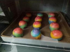 为爱种下一道彩虹：彩虹螺旋酥的做法 步骤20