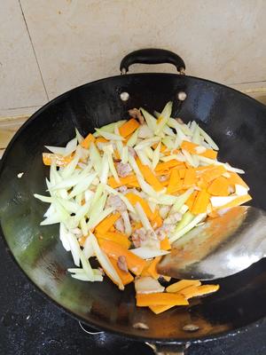 西芹红萝卜炒肉【简单好吃🍛】的做法 步骤4