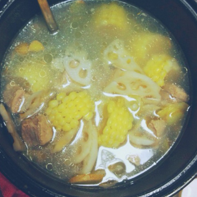 胡萝卜玉米排骨汤