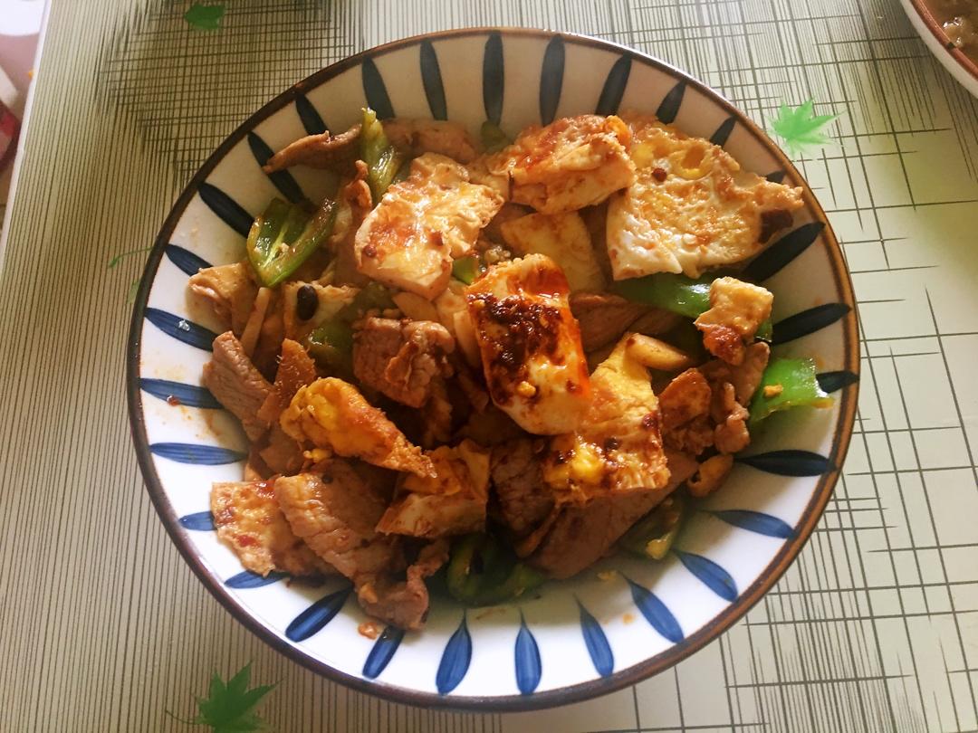 荷包蛋炒五花肉，简单味美又下饭