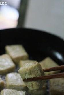 煎臭豆腐的做法 步骤3