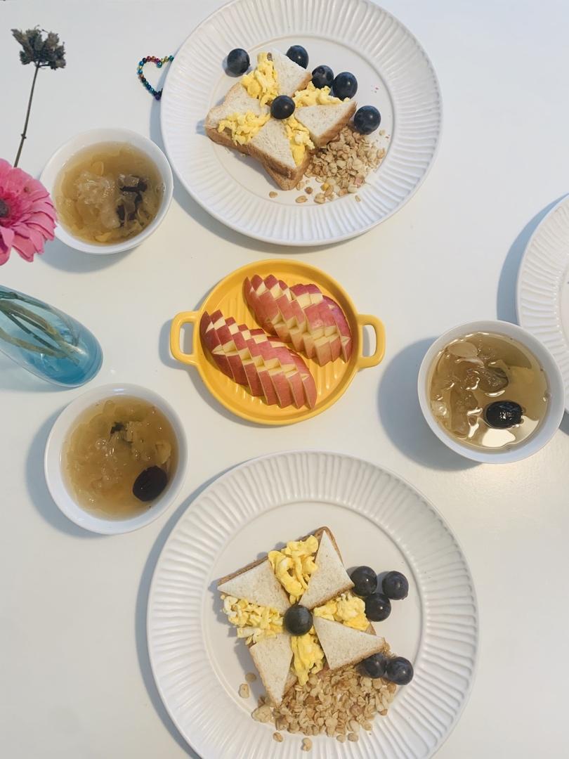 开放式鸡蛋吐司三明治