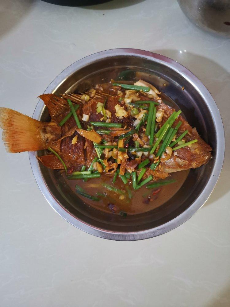 外酥里嫩的香煎鲫鱼（内附煎鱼不破皮方法）快来一起交作业吧