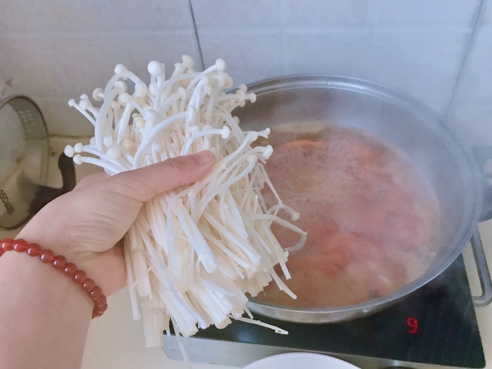西红柿金针菇汤，超级鲜的做法 步骤4