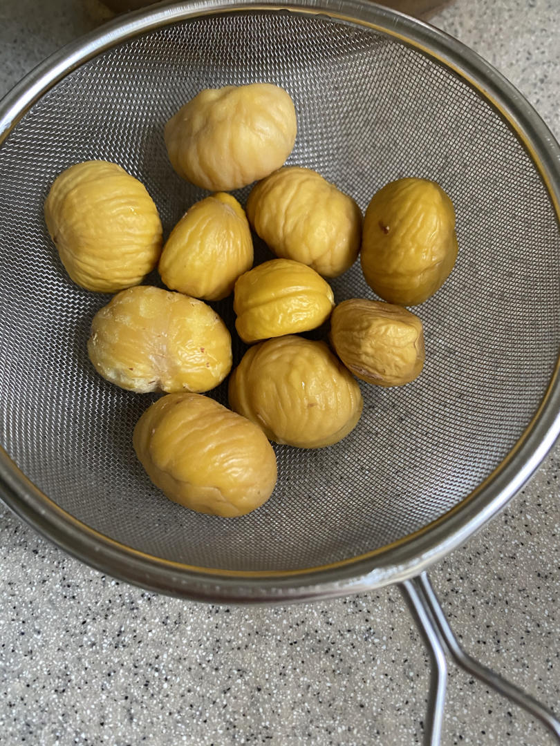 轻松巧剥板栗壳👉光滑不粘皮且不伤指甲！