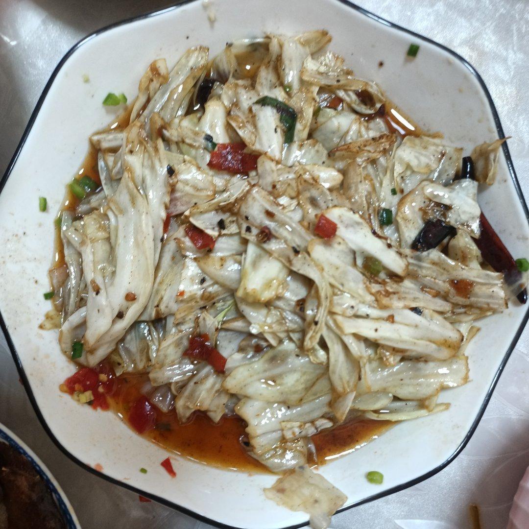 酒店大厨教你爆炒圆白菜，到底是过油过水还是干煸，技巧全在这里