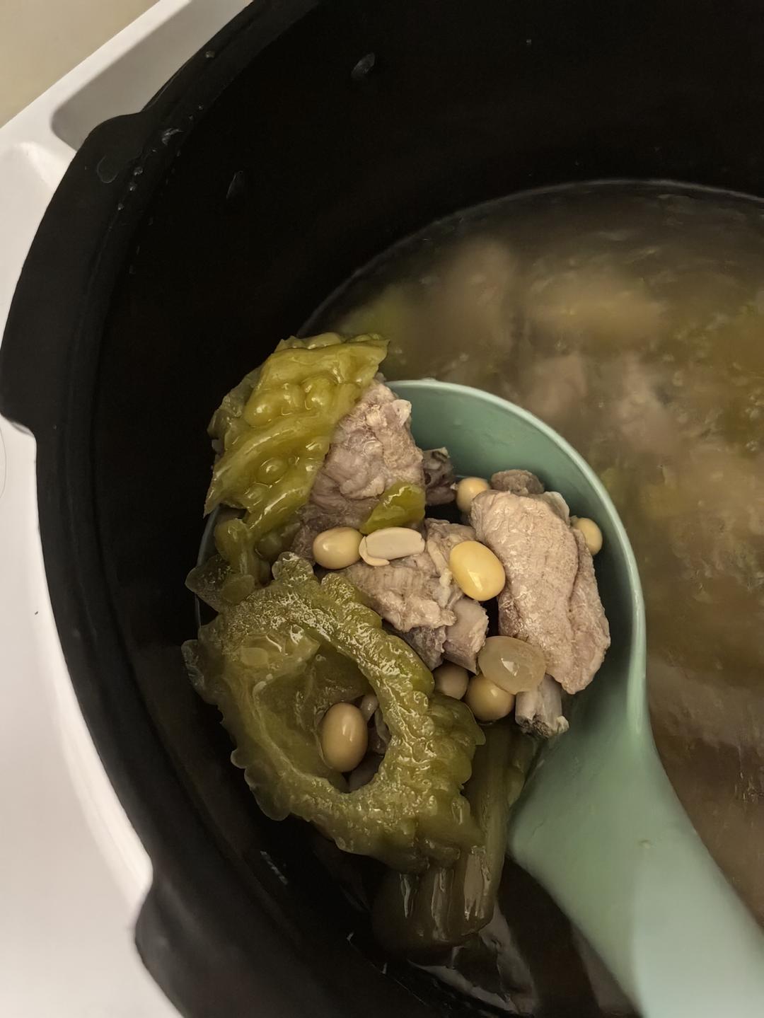 适合夏天喝的排骨苦瓜黄豆汤