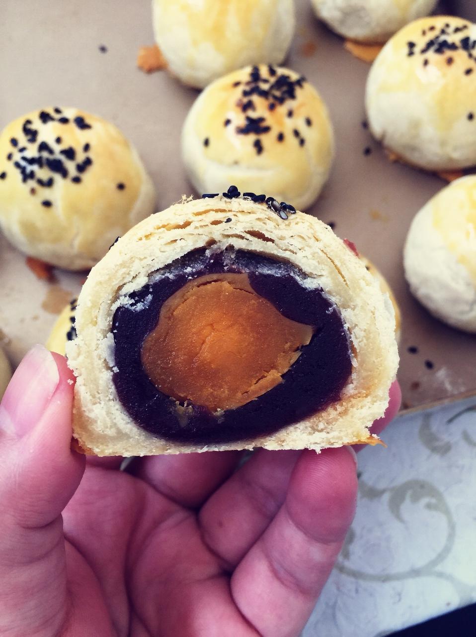 蛋黄酥 Danhuangsu