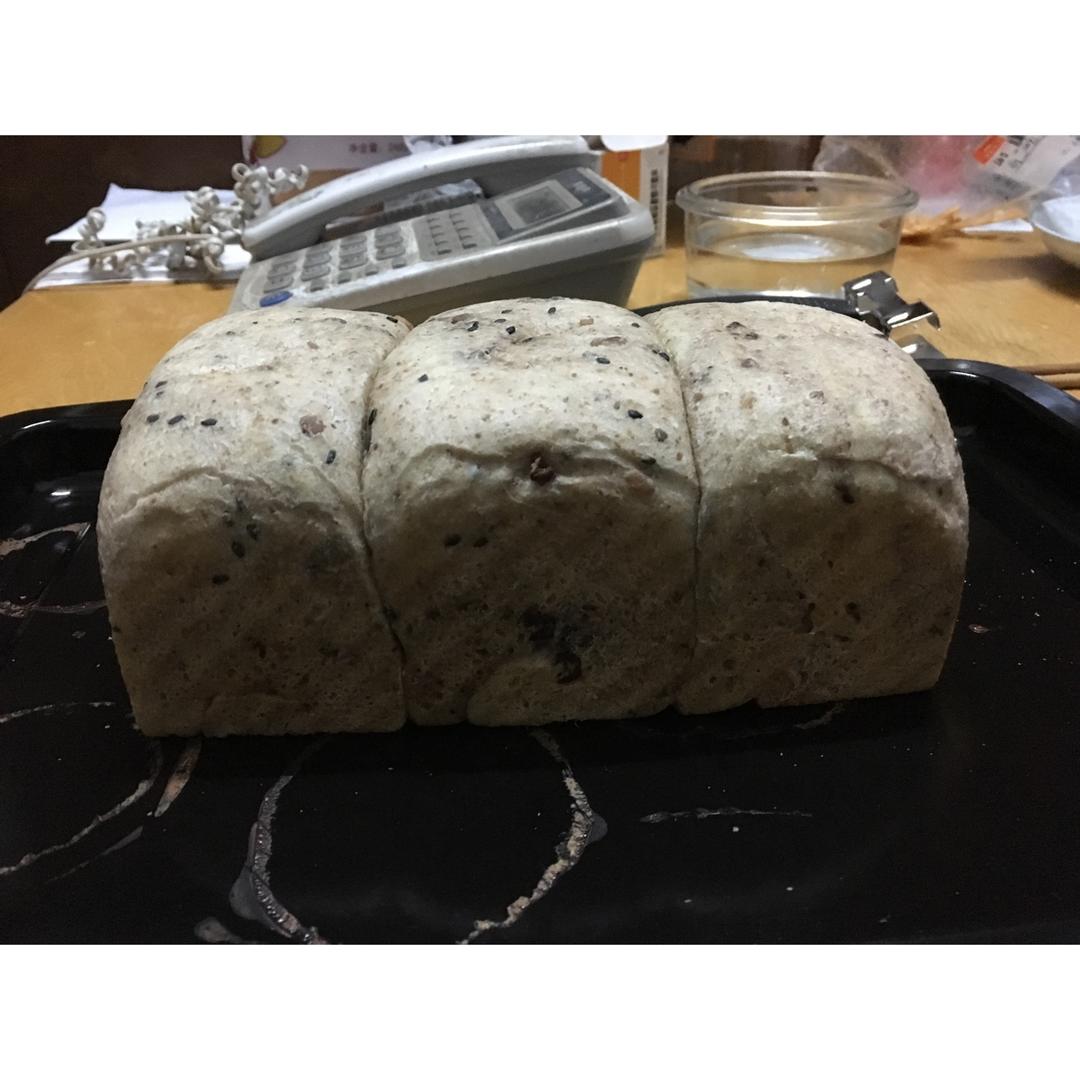 全麦黑芝麻核桃吐司