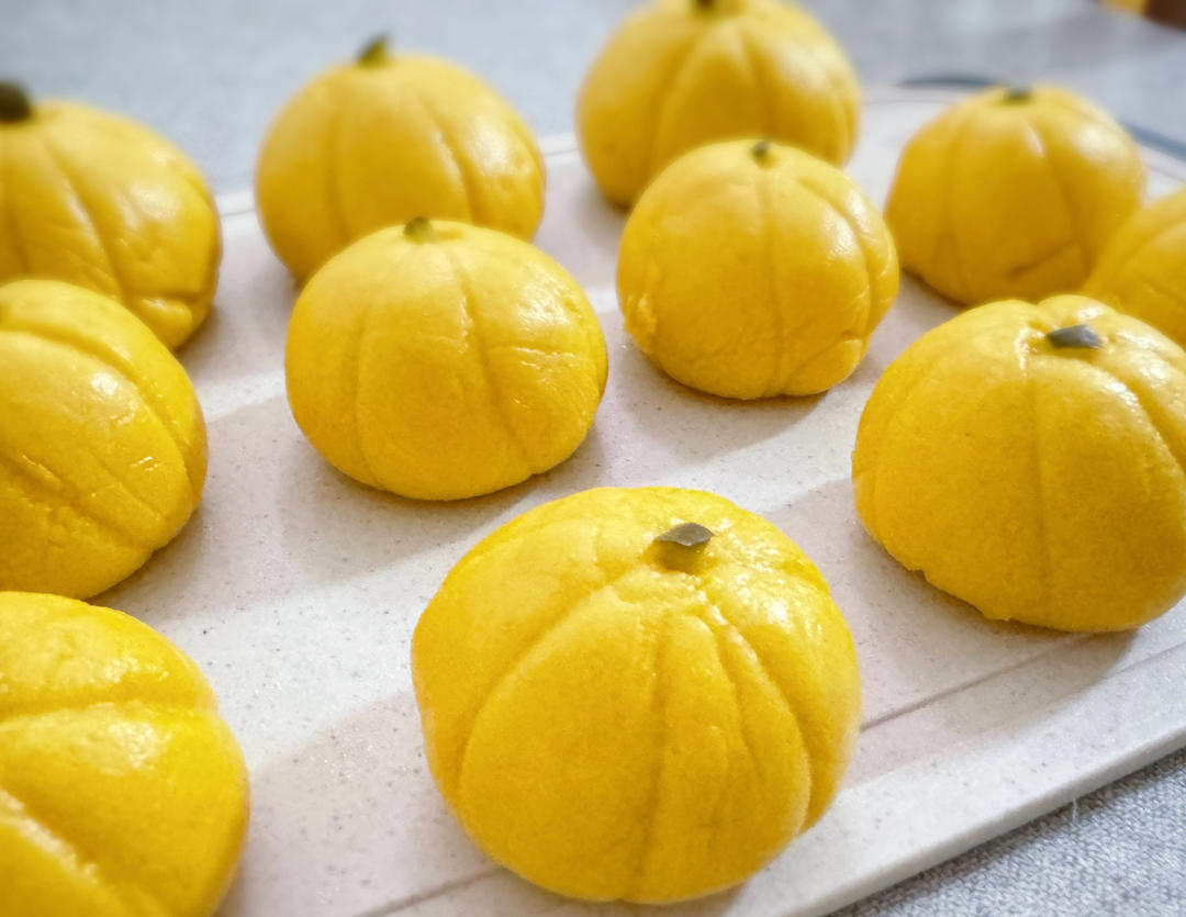 可以给宝宝当辅食的单纯版南瓜馒头，含玫瑰花、刺猬、南瓜造型馒头做法