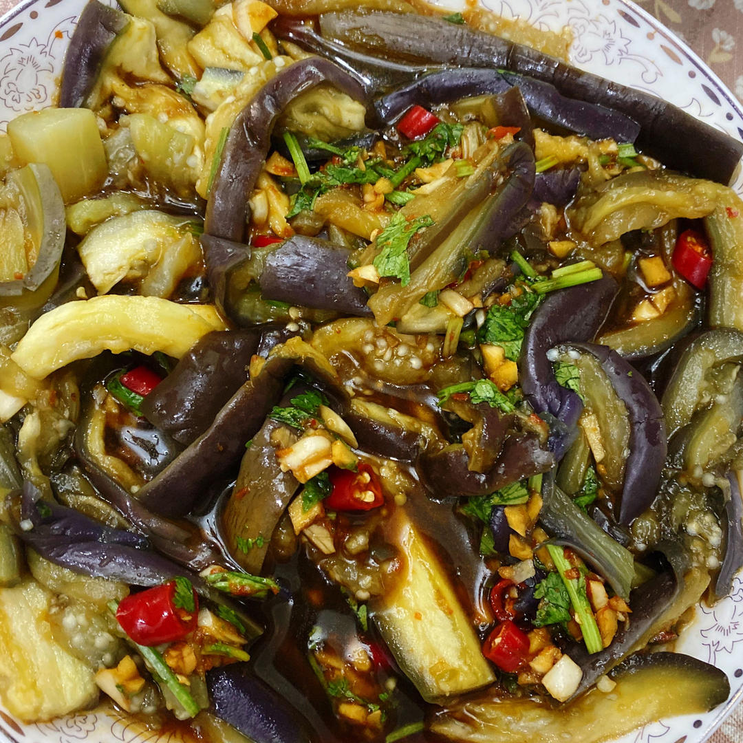 春天到了想吃些爽口的？这道凉拌茄子不容错过，比肉好吃