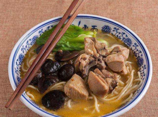 香菇鸡肉面