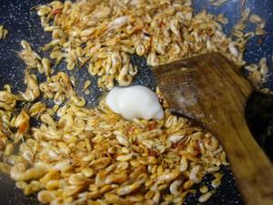 韭菜炒小虾米的做法 步骤2
