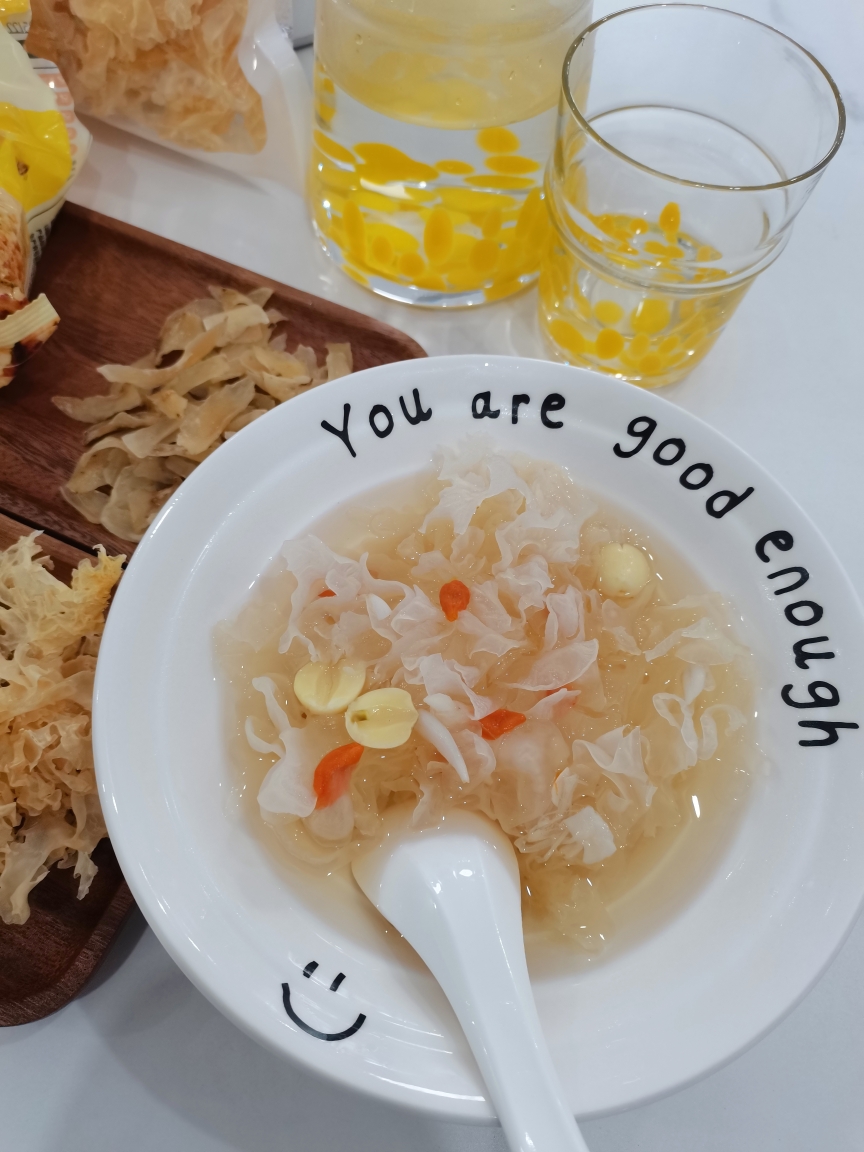 银耳白莲百合甜汤的做法