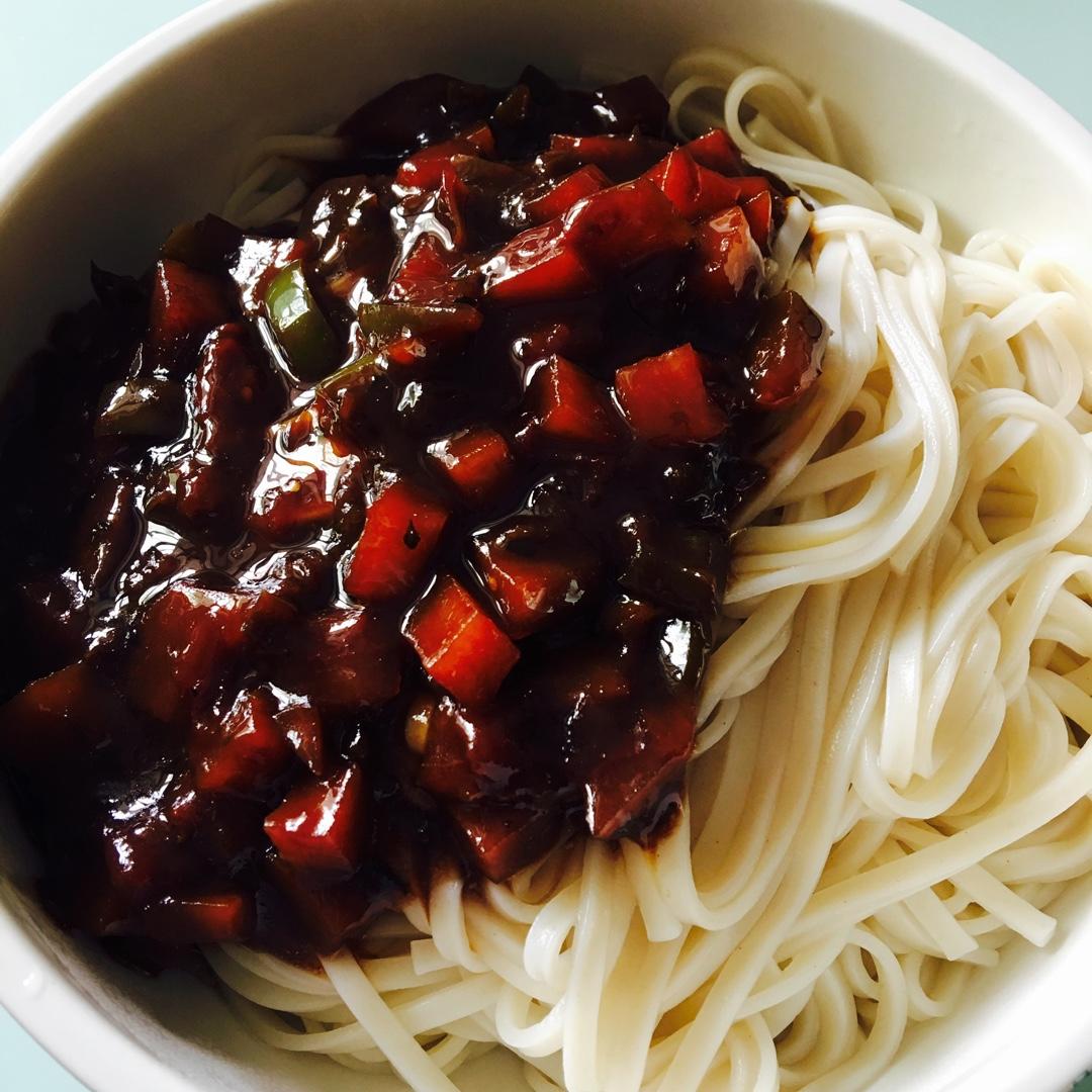 这样的鲜蔬炸酱面，会让你发自内心地笑呦~圆满素食