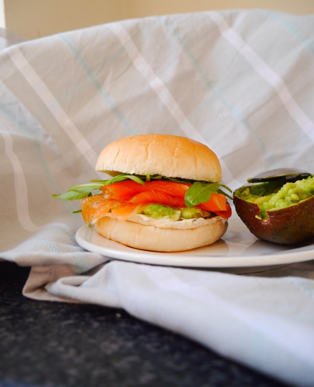 牛油果烟熏三文鱼开口三明治