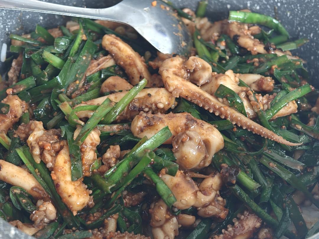 鲜嫩美味的韭菜炒鱿鱼