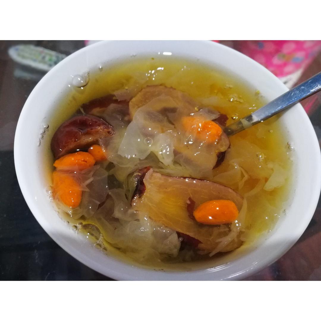 冰糖银耳红枣汤